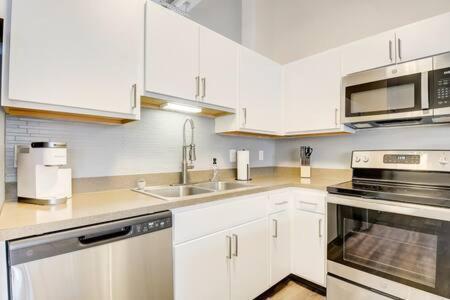 Cozysuites - 1Br With Direct Skybridge Access #1 Индианаполис Екстериор снимка