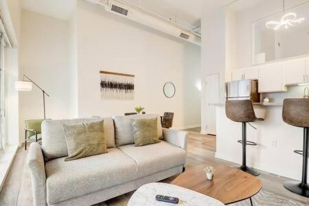 Cozysuites - 1Br With Direct Skybridge Access #1 Индианаполис Екстериор снимка